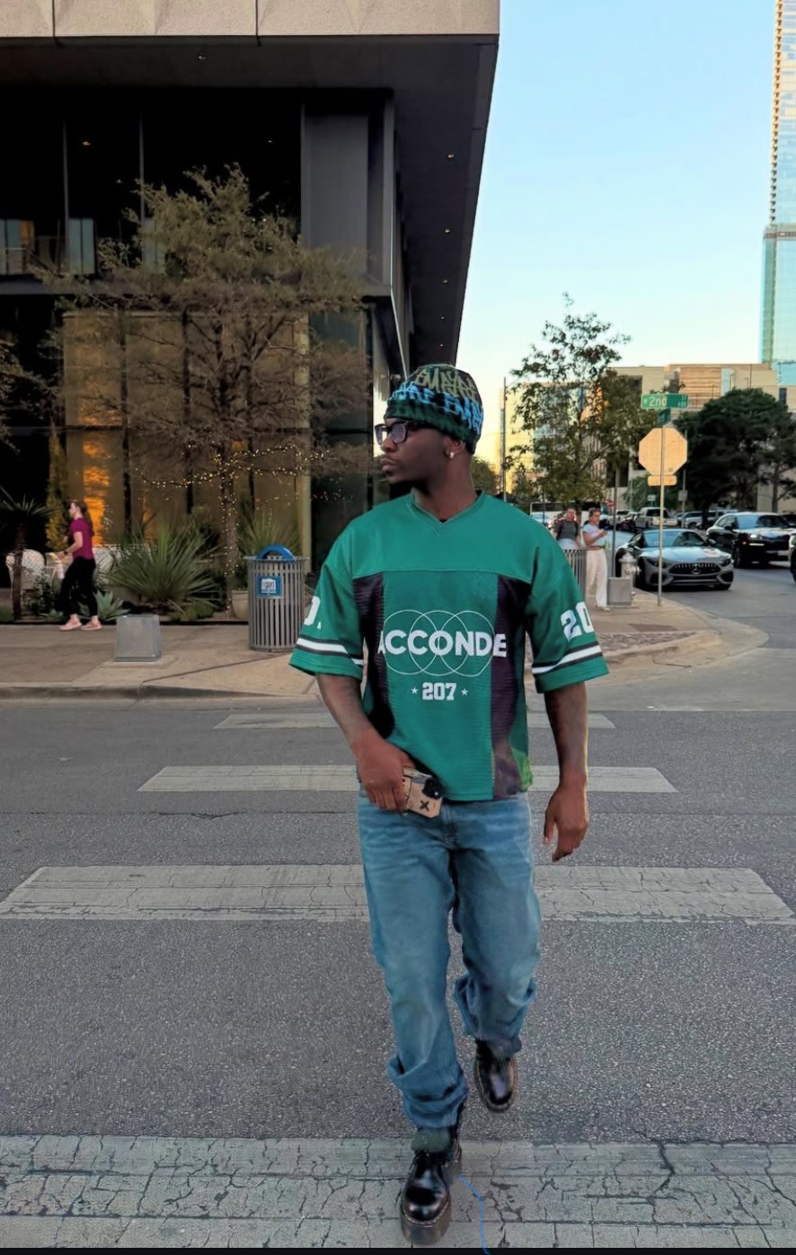 Claudio Conde wearing a green Acconde jersey